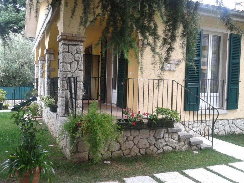 Residenza Le Logge Aparthotel Torri Del Benaco Exterior photo