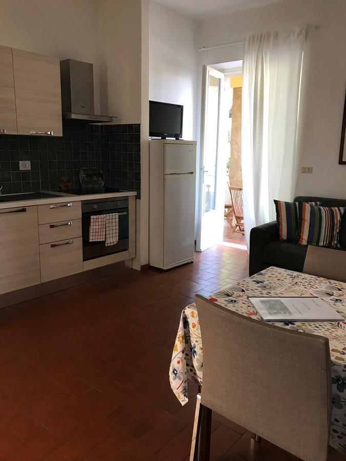 Residenza Le Logge Aparthotel Torri Del Benaco Exterior photo