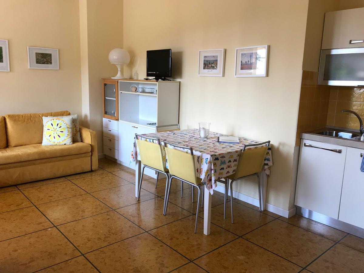 Residenza Le Logge Aparthotel Torri Del Benaco Exterior photo